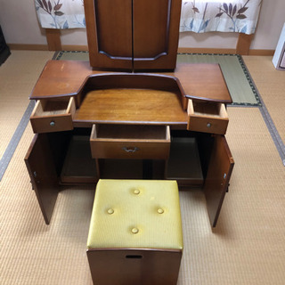 古めの家具が好きな方で受取りに来ていただける方にお売りします。