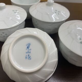 店頭販売済み😻にゃんにゃんセール😸有田焼 覚山作ホタル彫りの湯呑み＆蓋セット4個＋湯呑1個😺 の画像
