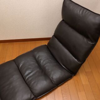 足・頭の角度調整が可能な座椅子