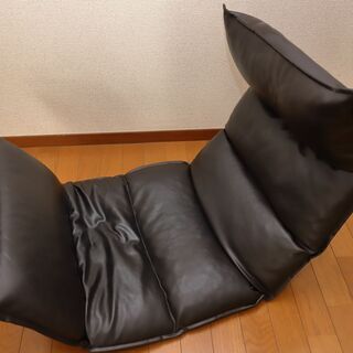 足・頭の角度調整が可能な座椅子の画像