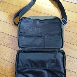 [他媒体にて取引完了][中古]セブンイレブン限定カラー　コールマン　ブランドブック 10ポケットショルダーバック　モスグリーンの画像