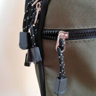 [他媒体にて取引完了][中古]セブンイレブン限定カラー　コールマン　ブランドブック 10ポケットショルダーバック　モスグリーンの画像