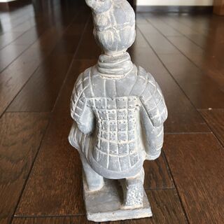 中国　ひざまずく兵馬俑の像の画像
