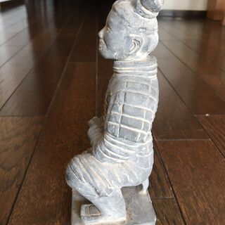 中国　ひざまずく兵馬俑の像の画像