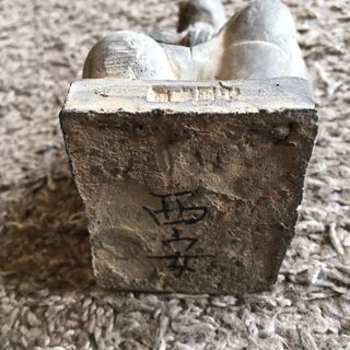 中国　ひざまずく兵馬俑の像の画像