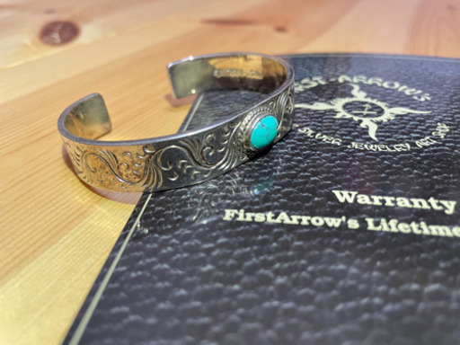FIRST ARROW's　ターコイズ付 カラ草彫りバングル　永久保証付き