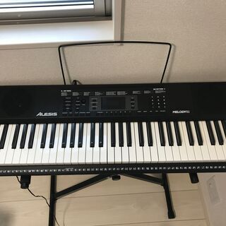 電子キーボード 61鍵 内蔵スピーカー ヘッドホン・マイク・スタンド・ベンチ付の画像