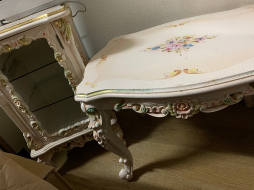 ロココ調テーブルとガラスチェストのセット アンティーク好きな人にぴったりです^_^