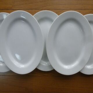 楕円の白い皿５枚セットの画像
