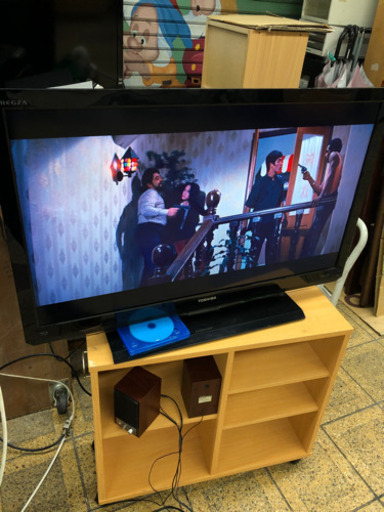 TOSHIBAは40インチ　ブルーレイ付　