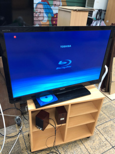 TOSHIBAは40インチ　ブルーレイ付