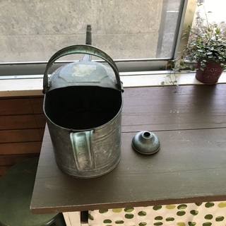 ブリキのジョウロの画像