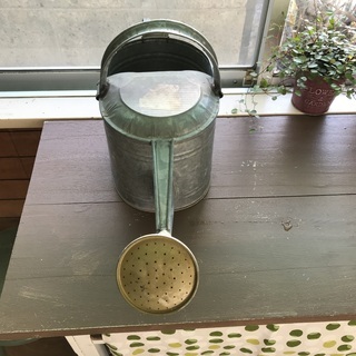 ブリキのジョウロの画像