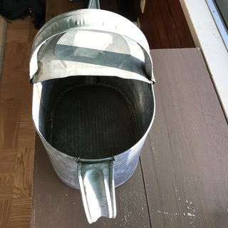 ブリキのジョウロの画像