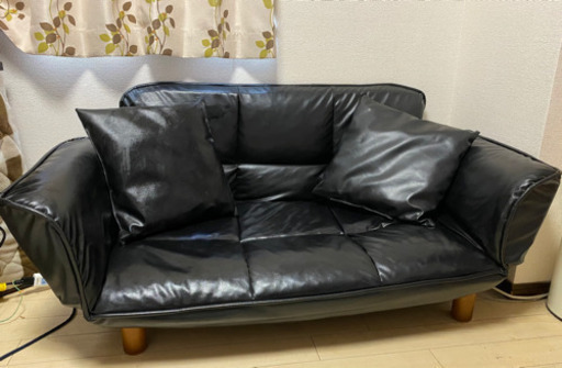 ソファー　2人掛け　黒　角度調整で簡易ベッドも可能　クッション２つ付き