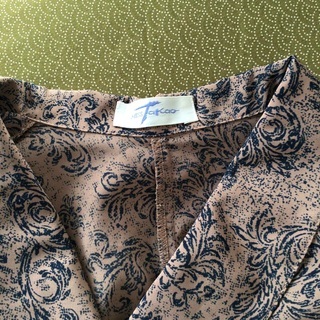 MISS Takao ブラウス　サイズM  薄茶に黒柄の画像