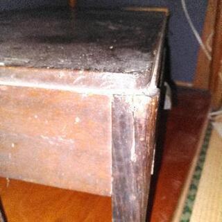 いい味出てる古い机の画像