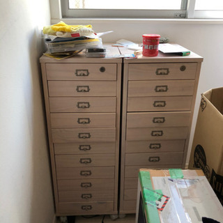 鍵付きキャビネットをドレッサーとセットで