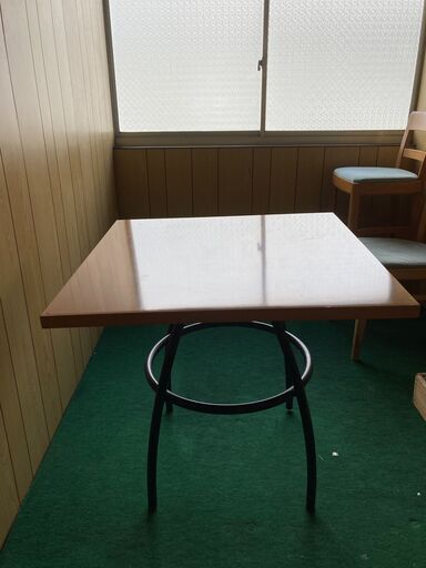 カフェ　レストラン　テーブル　椅子　多数