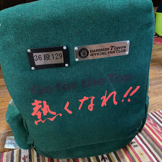 阪神タイガース　座椅子とCDとうちわの画像