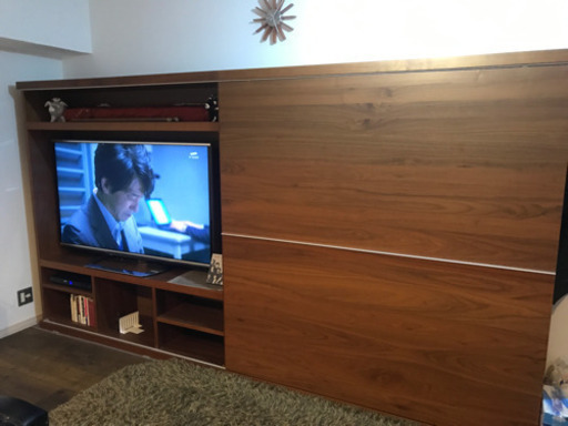 ボーコンセプトのテレビボードです。状態は非常良いです。色はチーク色。サイズW330㎝H179㎝D43㎝です。解体して搬出。組立てお使いください、