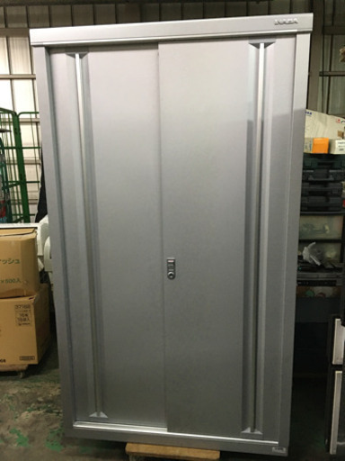 新品同様■イナバ物置■幅110x奥行54x高さ190cm 鍵付き INABA