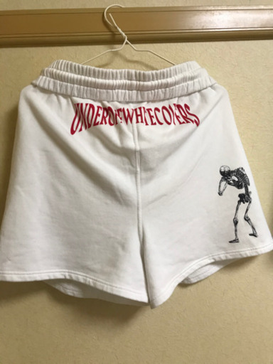 オフホワイトショートパンツ