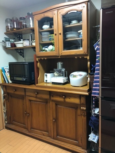 キッチンボード　食器棚　上下２ピースのセットです　部屋全体の模様替えをしたいので、現在使用中のものを手放します 取りに来て搬送いただけるかたにお願いします