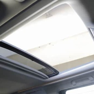 サンルーフもフリップダウンモニターもついてるなんて3150かよ