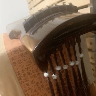 古琴　七弦琴　演奏ランク 古琴是中国传统乐器，有七根弦，又称七弦琴。是世界上最古老的弹拨乐器