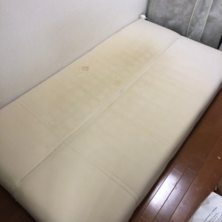 至急募集2日間限定　中古無料　大型ソファベッド　汚れありの画像