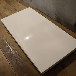 Cassina ixc.(カッシーナ イクスシー)で取り扱われていたピエロ・リッソーニ デザイン261 NOTE(ノート) ローテーブルです！グロッシーホワイトのコンパクトなリビングテーブルです。の画像