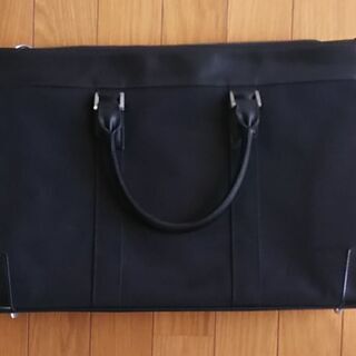 【未使用】紳士用ハンカチ 新品 ３枚 ＋おまけのビジネスバッグの画像