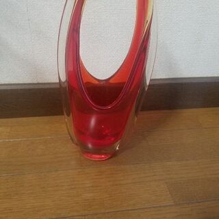 赤い花瓶の画像