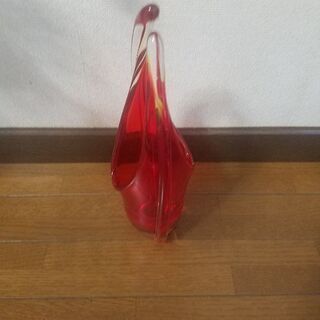 赤い花瓶の画像