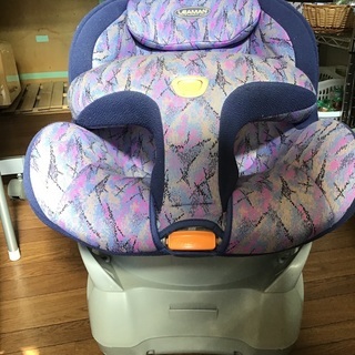 新生児の肌着とチャイルドシートのセットの画像