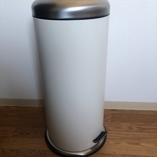 IKEA ペダル式ごみ箱の画像