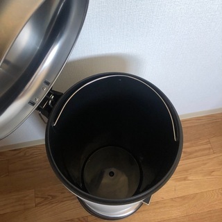 IKEA ペダル式ごみ箱の画像