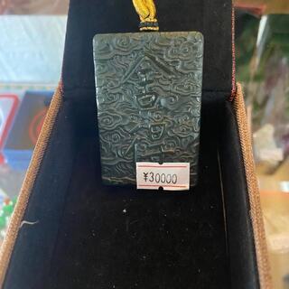 彫刻翡翠ペンダント