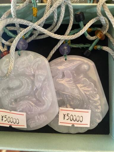 新品彫刻玉ペアペンダント