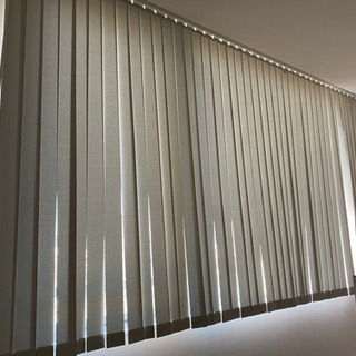 ✅バーチカルブラインド(レール3.8m、ブラインド幅約10cm 長さ約150cm 全54枚)の画像