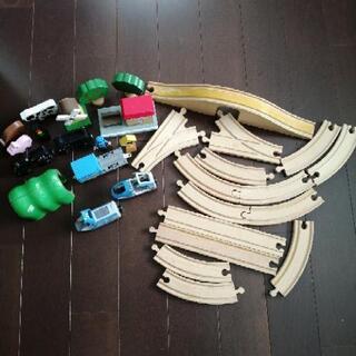 木のレールと、電車や小物