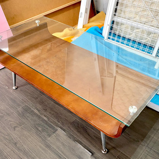 ガラス天板のテーブル