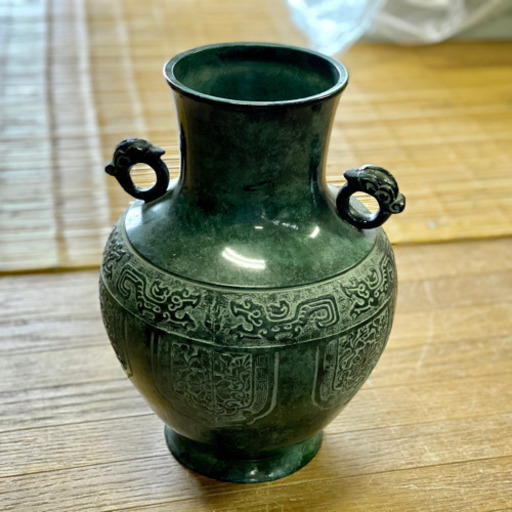 鉄製？の飾り壺