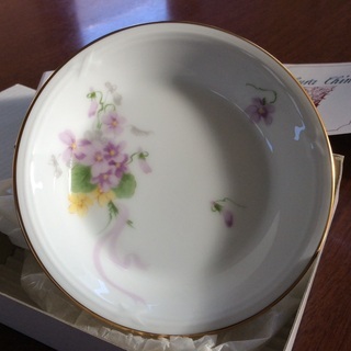 大倉陶園の小皿です。