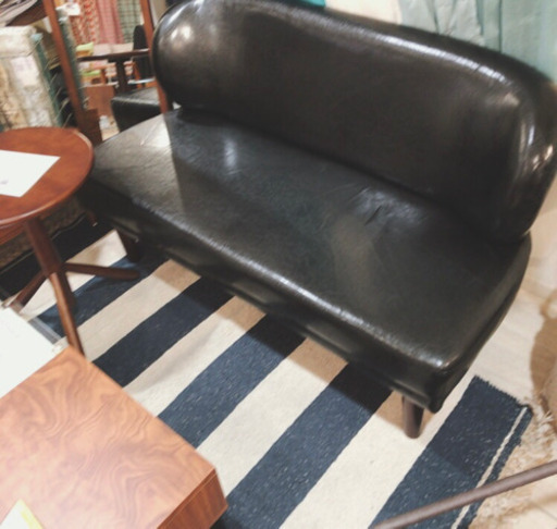 黒革2人掛けソファ