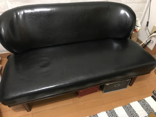 黒革2人掛けソファ