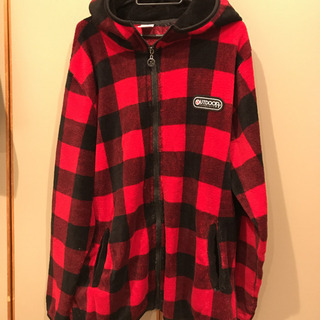 赤と黒のパーカー