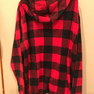 赤と黒のパーカーの画像