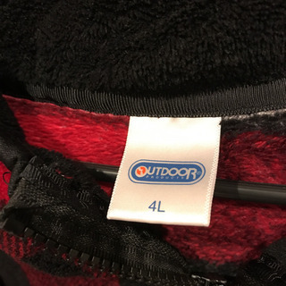 赤と黒のパーカーの画像